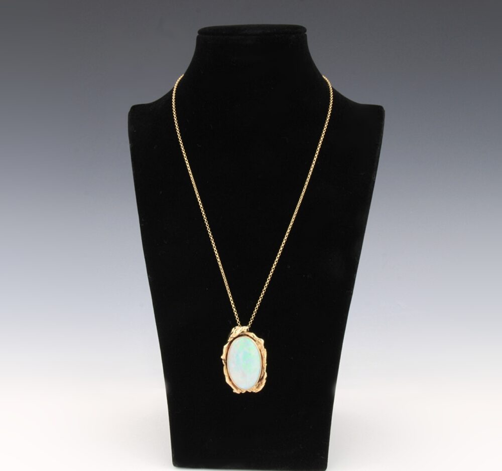 Gold Anhänger, Australischer weißer Opal, Deutschland um 1970