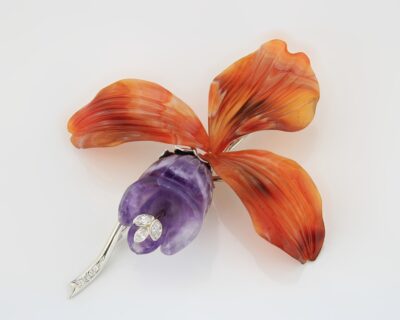Brosche mit Orichideen-Blüte, Weißgold, Amethyst, Karneol, Diamanten, Wien wohl um 1930